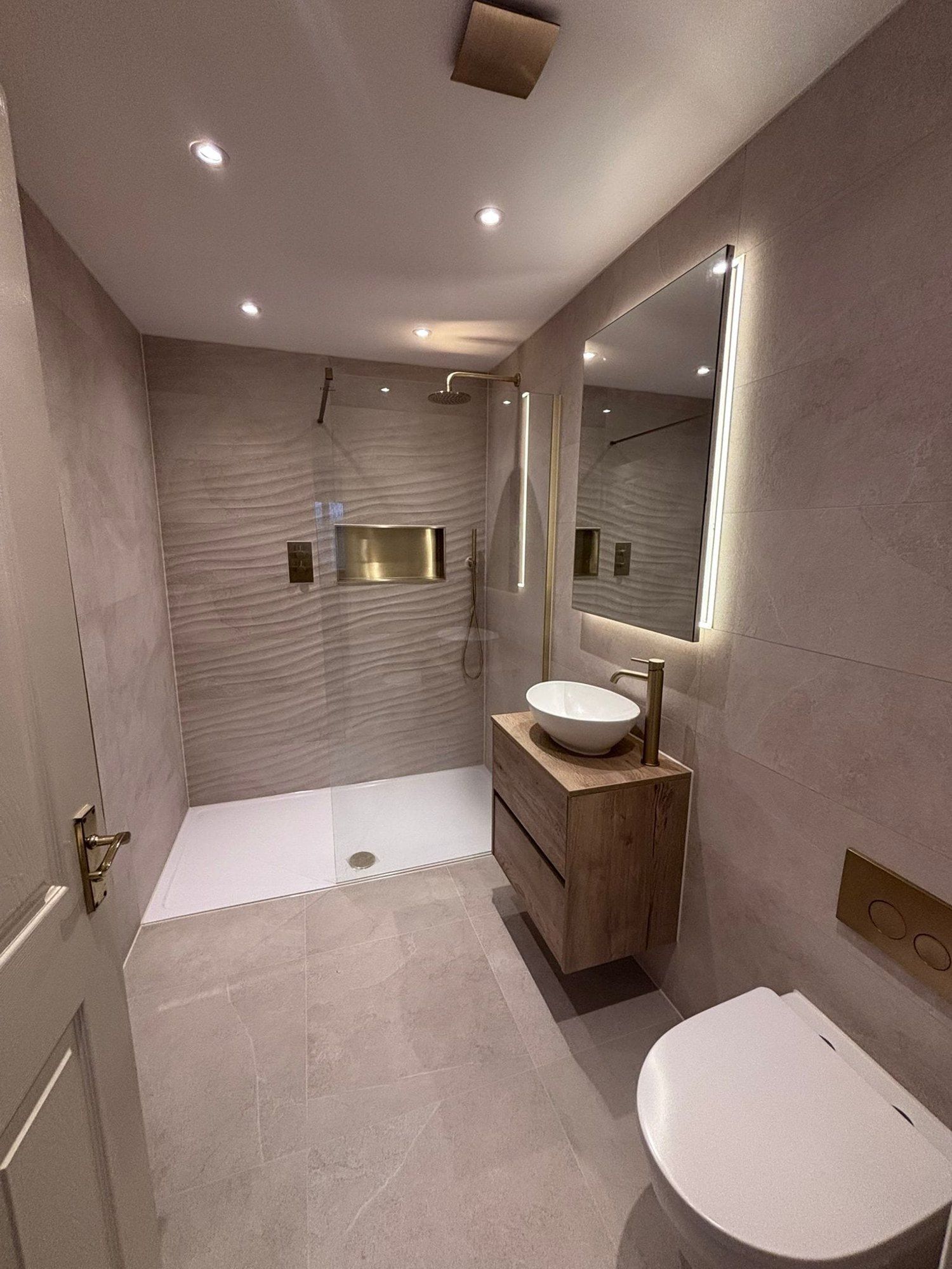 En suite led mirror