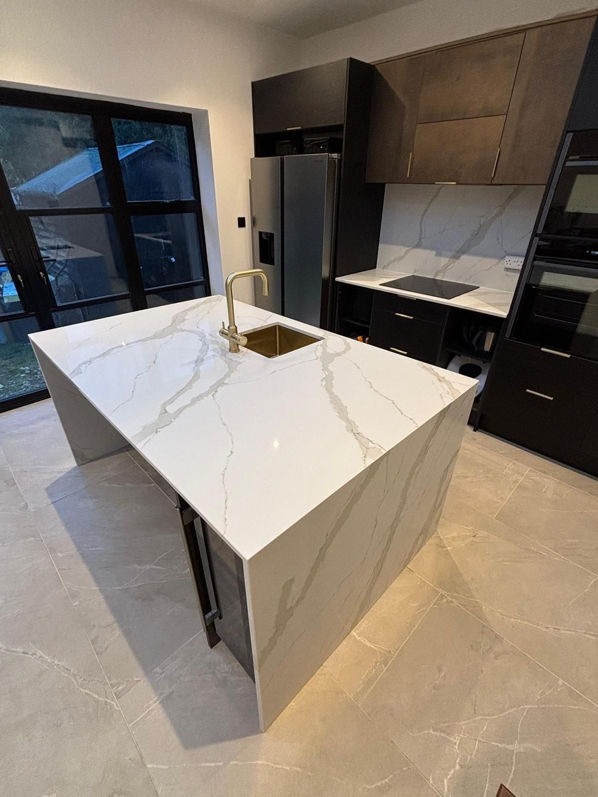 Kitchen island with a marble-effect waterfall worktop