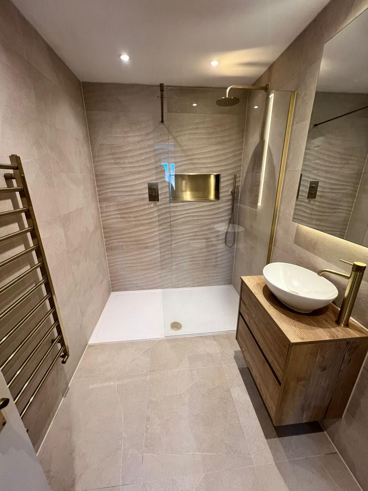 En suite with a walk-in shower and brass fittings